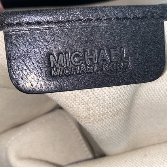 Gorgeous Leather Michael Kors Shoulder Bag - Picture 8 of 11